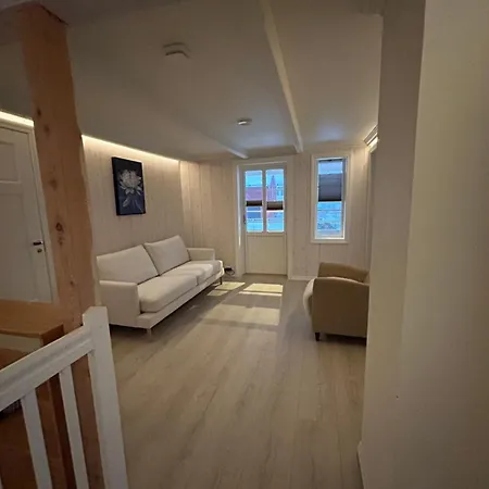 Handelsmannens Hus Ved Otnesbrygga, Valsoyfjord Otnes (Trondelag)