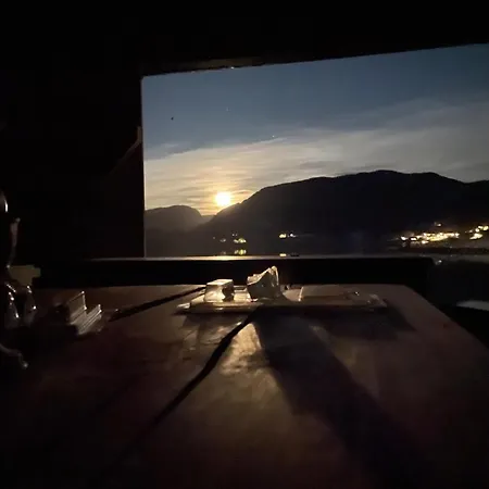 Handelsmannens Hus Ved Otnesbrygga, Valsoyfjord Holiday home *