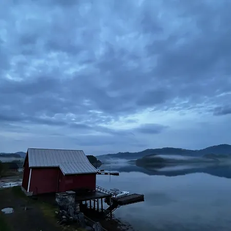 Handelsmannens Hus Ved Otnesbrygga, Valsoyfjord *