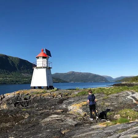 Handelsmannens Hus Ved Otnesbrygga, Valsoyfjord Otnes (Trondelag)