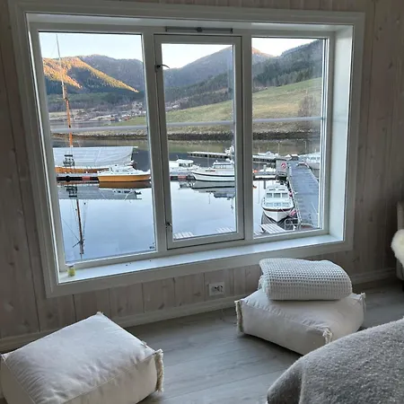 Handelsmannens Hus Ved Otnesbrygga, Valsoyfjord * Otnes (Trondelag)