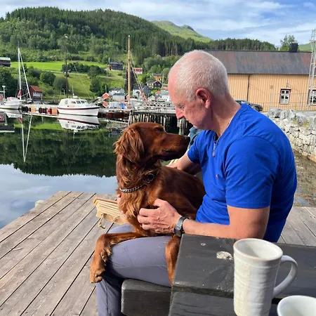 Handelsmannens Hus Ved Otnesbrygga, Valsoyfjord Holiday home