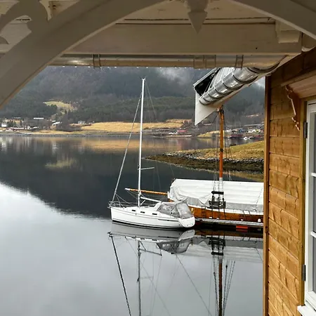 Handelsmannens Hus Ved Otnesbrygga, Valsoyfjord Holiday home *