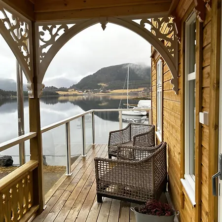 Handelsmannens Hus Ved Otnesbrygga, Valsoyfjord Semesterbostad *
