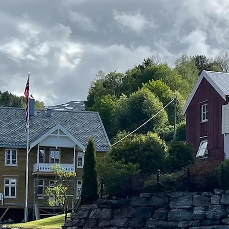 Handelsmannens Hus Ved Otnesbrygga, Valsoyfjord *