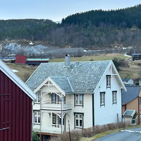 Handelsmannens Hus Ved Otnesbrygga, Valsoyfjord Holiday home *