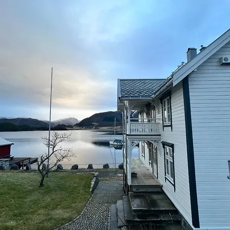 Handelsmannens Hus Ved Otnesbrygga, Valsoyfjord * Otnes (Trondelag)