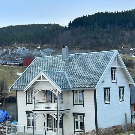 Holiday home Handelsmannens Hus Ved Otnesbrygga, Valsoyfjord *