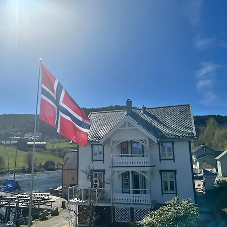 Semesterbostad Handelsmannens Hus Ved Otnesbrygga, Valsoyfjord