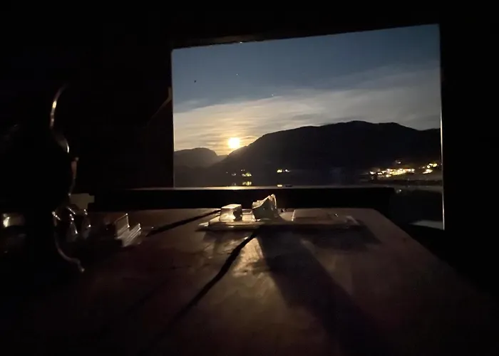 Handelsmannens Hus Ved Otnesbrygga, Valsoyfjord 度假居 *