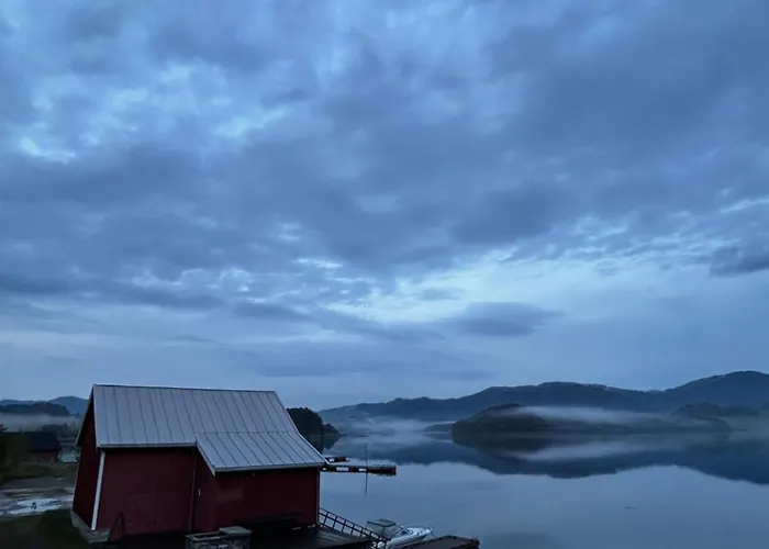 Handelsmannens Hus Ved Otnesbrygga, Valsoyfjord *