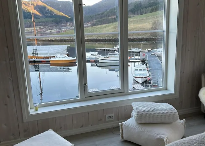 Handelsmannens Hus Ved Otnesbrygga, Valsoyfjord * Otnes (Trondelag)