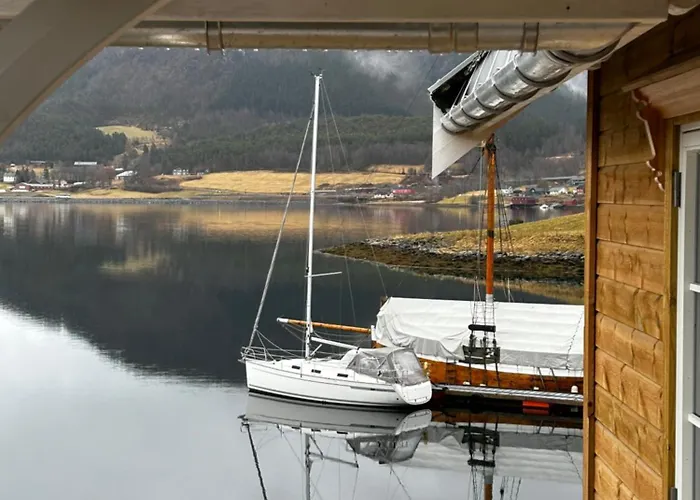 Handelsmannens Hus Ved Otnesbrygga, Valsoyfjord 度假居 *