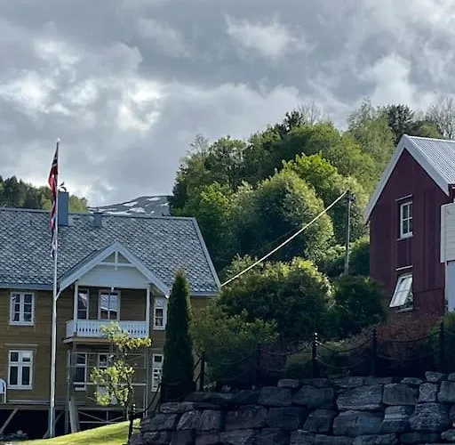 Handelsmannens Hus Ved Otnesbrygga, Valsoyfjord *