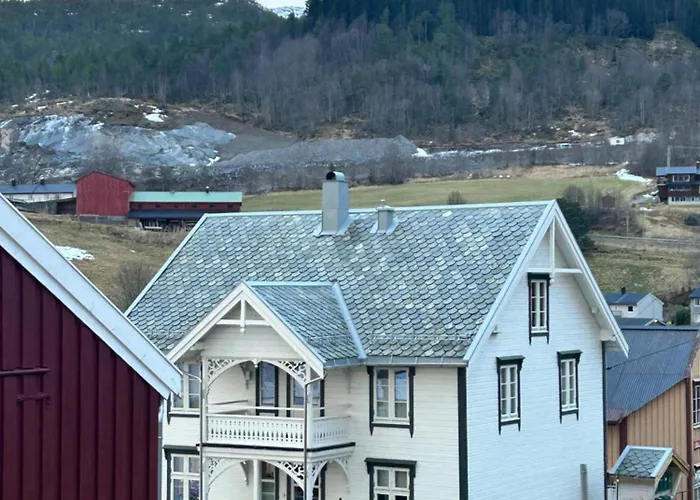 Handelsmannens Hus Ved Otnesbrygga, Valsøyfjord Feriehus *