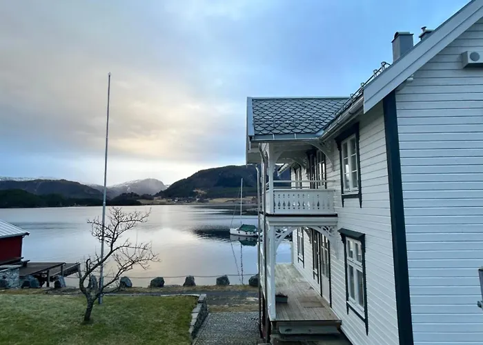 Handelsmannens Hus Ved Otnesbrygga, Valsoyfjord * Otnes (Trondelag)
