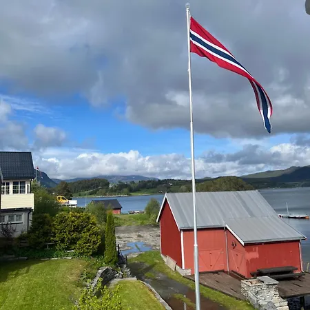 Handelsmannens Hus Ved Otnesbrygga, Valsoyfjord 度假居