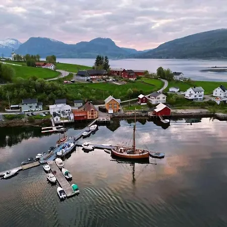 Handelsmannens Hus Ved Otnesbrygga, Valsoyfjord 度假居